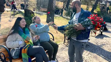 'Çiçek Doktoru' Dünya Kadınlar Günü'nde Ankara'da Karanfil Dağıtarak Kadına Şiddete Dikkat Çekti