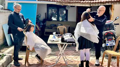 Köy Köy Gezen Kuaför Kız Çocuklarına Ücretsiz Saç Kesimi Yapıyor