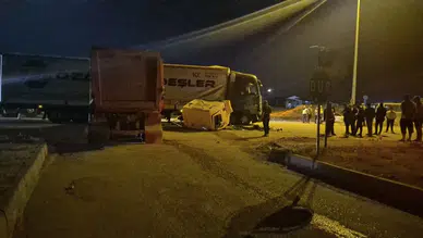 Ankara Sincan'da Hafriyat Kamyonu Tıra Çarptı: 1 Yaralı