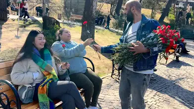 'Çiçek Doktoru' Dünya Kadınlar Günü'nde Ankara'da Karanfil Dağıtarak Kadına Şiddete Dikkat Çekti