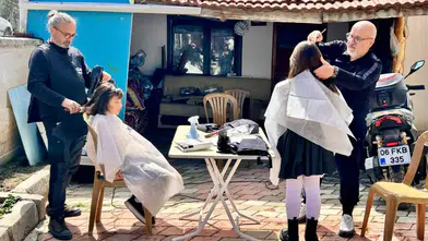 Köy Köy Gezen Kuaför Kız Çocuklarına Ücretsiz Saç Kesimi Yapıyor