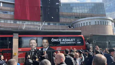 CHP Genel Merkezi Önünde Gerginlik: Su Şişeleri Havada Uçuştu