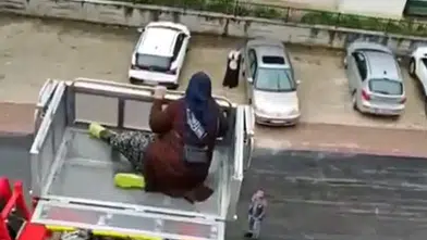 Ankara’da Yaşlı Annesini Yük Asansörüyle Eve Çıkardı