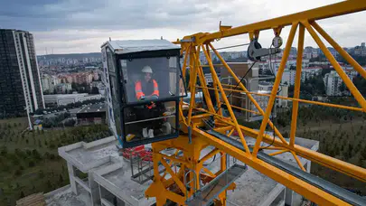 20 Yaşındaki Mezra Coşkun Ankara’da Kule Vinç Operatörü Oldu: “Ekmeğimi Gökyüzünde Kazanıyorum”