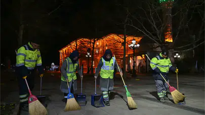 ABB Ramazan'da Cami ve Meydanları Gece Geç Saate Kadar Temizliyor