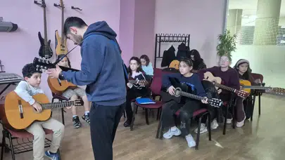 Pursaklar’da Müzik Kurslarına Yoğun İlgi: Her Yaştan Vatandaş Sanatla Buluşuyor