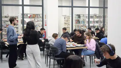 Etimesgut Belediyesi’nden Öğrencilere İftar Desteği: Kütüphanede Sıcak Yemek İkramı Başladı