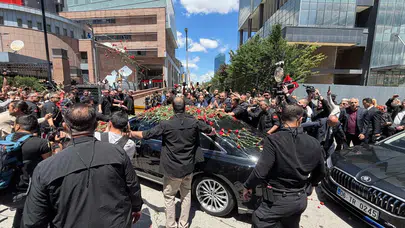 Kılıçdaroğlu CHP Genel Merkezi’nde Çiçeklerle Karşılandı