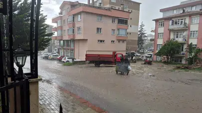 Ankara’da Sağanak Yağış Sokakları Göle Çevirdi