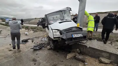 Elmadağ’da Feci Kaza: Minibüs Tabelaya Çarptı, 1 Kişi Hayatını Kaybetti
