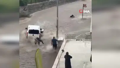 Ankara’da Selde Vatandaşları Kurtarma Anı Kamerada