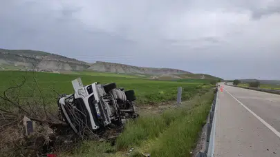 Ankara Beypazarı’nda Tır Şarampole Devrildi: 1 Ağır Yaralı