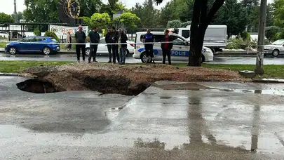 Ankara’da Sağanak Yağış Sonrası Yol Çöktü