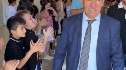 Akyurt'ta Emekli Olan Öğretmene Öğrencilerinden Duygulandıran Veda