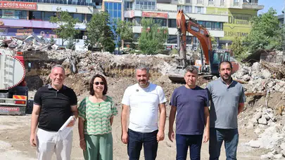 Pursaklar'da Eski Binanın Yerine Kent Meydanı Geliyor