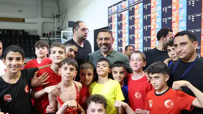 Hamza Yerlikaya Türkiye Minikler Güreş Şampiyonası'nı ziyaret etti