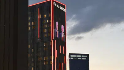Trump'ın Kalacağı Otelde Erdoğan ve Trump Fotoğrafı Yansıtıldı