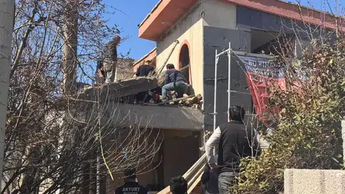 Ankara Akyurt'ta Kaçak Balkon Sundurması Çöktü: 2 Yaralı