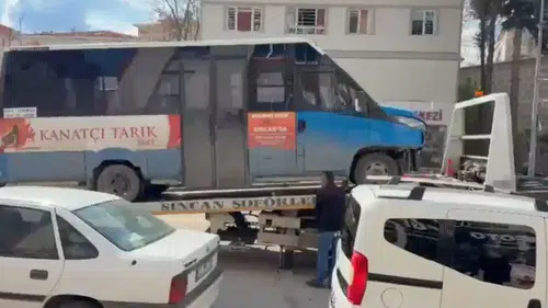 Ankara Sincan’da Minibüs Kamyonetle Çarpıştı: 5 Yaralı