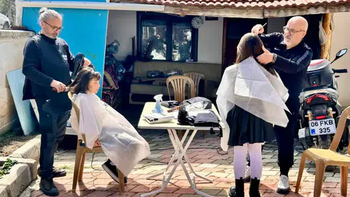 Köy Köy Gezen Kuaför Kız Çocuklarına Ücretsiz Saç Kesimi Yapıyor