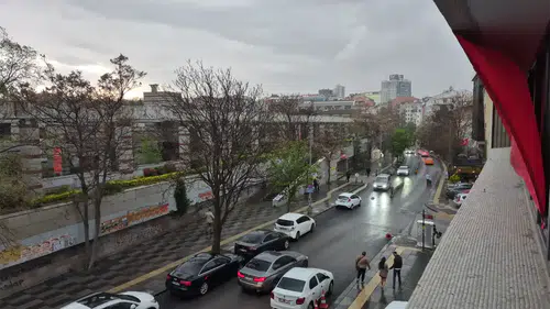 Ankara’da aniden bastıran fırtına hayatı olumsuz etkiledi