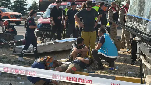 Sincan'da Midibüs-Kamyon Çarpışması: 1 Ölü, 16 Yaralı