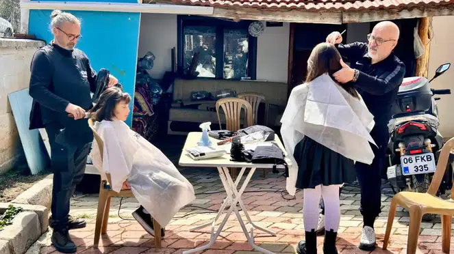 Köy Köy Gezen Kuaför Kız Çocuklarına Ücretsiz Saç Kesimi Yapıyor