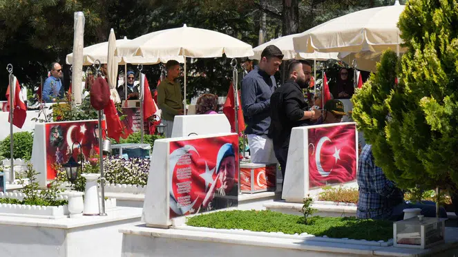 Ankara’da Şehitliklerde Bayram Arefesi Ziyareti ve Dualar