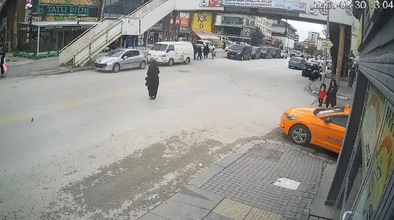 Ankara’da Feci Kaza: 13 Yaşındaki Çocuğa Otomobil Çarptı, Durumu Ağır