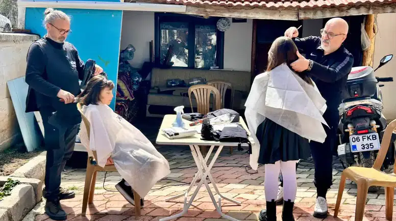 Köy Köy Gezen Kuaför Kız Çocuklarına Ücretsiz Saç Kesimi Yapıyor