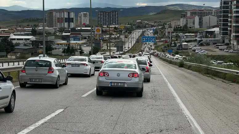 Kırıkkale Geçişinde Bayram Dönüşü 15 Kilometrelik Trafik Kuyruğu