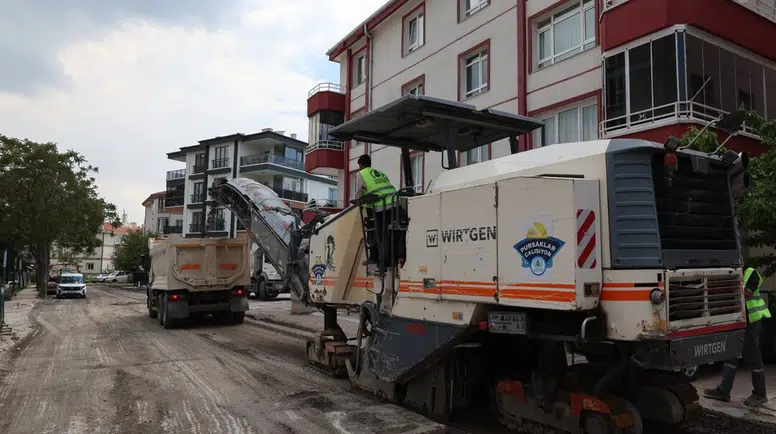 Pursaklar’da asfalt seferberliği sürüyor: Yollar yenileniyor