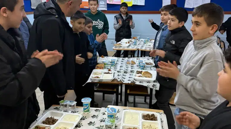 Pursaklar Belediye Başkanı Ertuğrul Çetin Öğrencilerle İftarda Buluştu