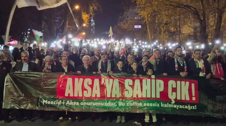 Binlerce Kişi Sokağa Çıktı