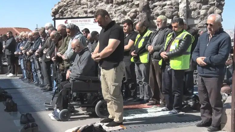 Ramazan'ın Son Cumasında Hacı Bayram Veli Camii Dolup Taştı