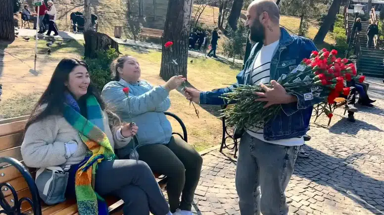 'Çiçek Doktoru' Dünya Kadınlar Günü'nde Ankara'da Karanfil Dağıtarak Kadına Şiddete Dikkat Çekti