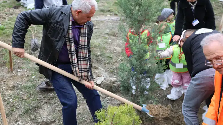 Başkan Şahin Öğrencilerle Fidan Dikti