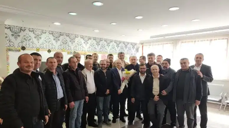 42 Yıllık Öğretmen Emekli Oldu: Son Dersine Eski Öğrencileri Katıldı