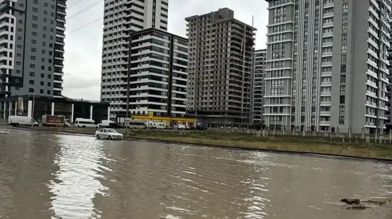 Ankara’da Sağanak Hayatı Felç Etti: Caddeler Göle Döndü