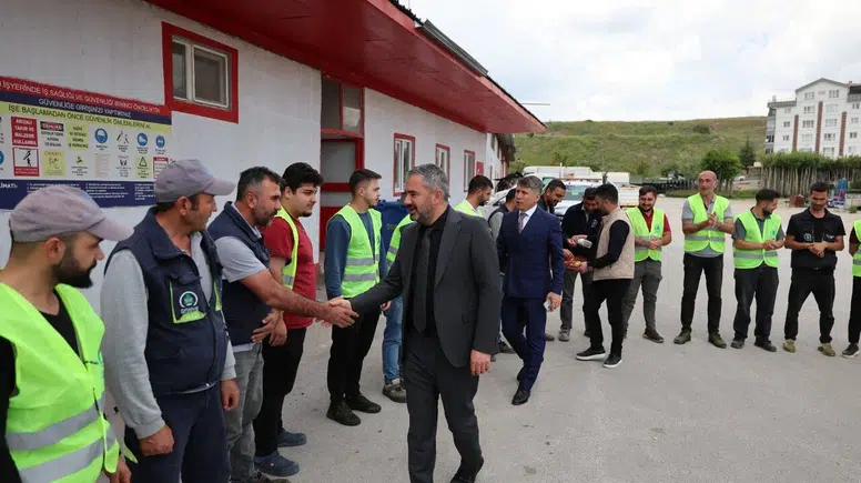 Pursaklar Belediye Başkanı Ertuğrul Çetin Personelle Bayramlaştı